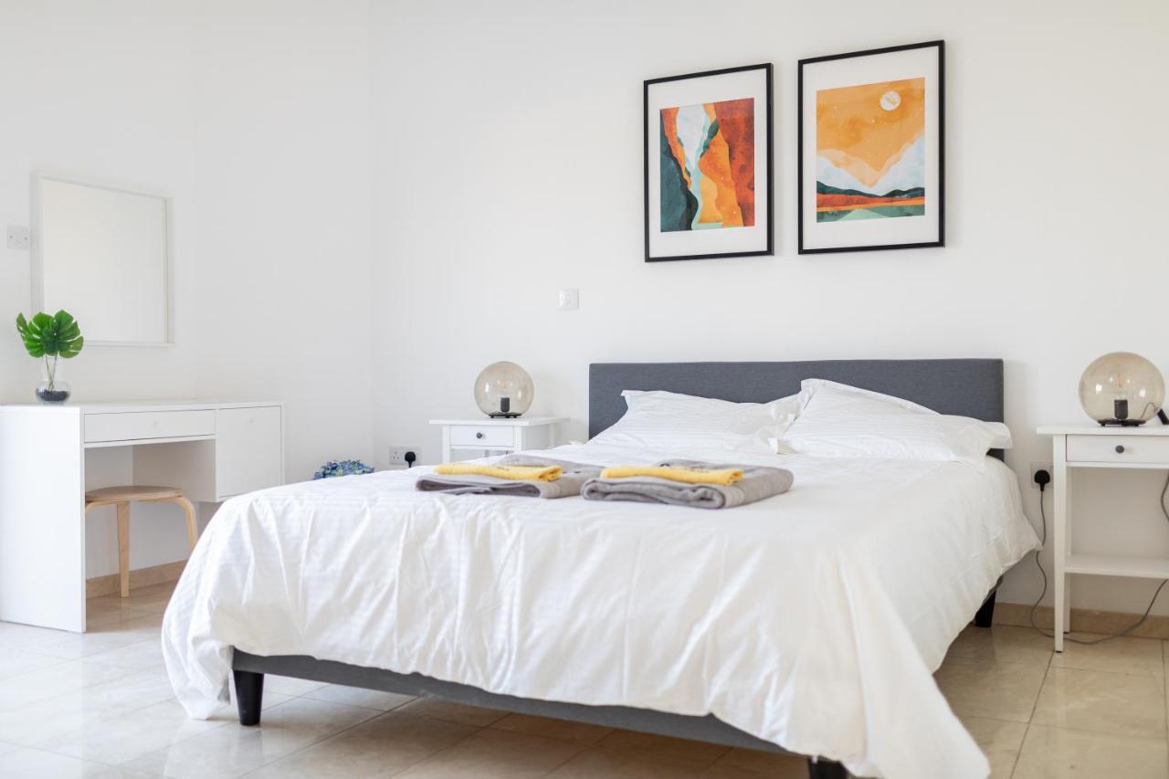 Grand Villa Lynn Seaview 아이아 나파 외부 사진