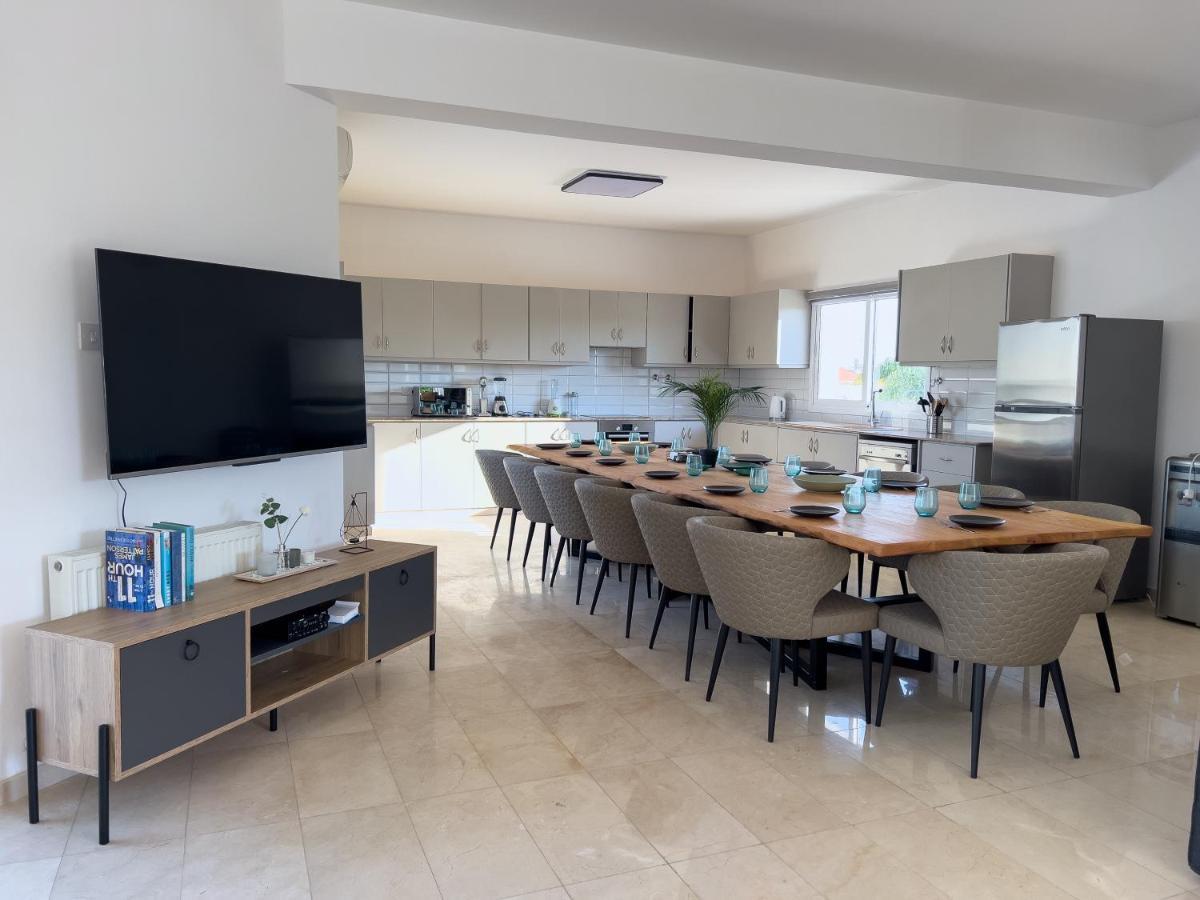Grand Villa Lynn Seaview 아이아 나파 외부 사진