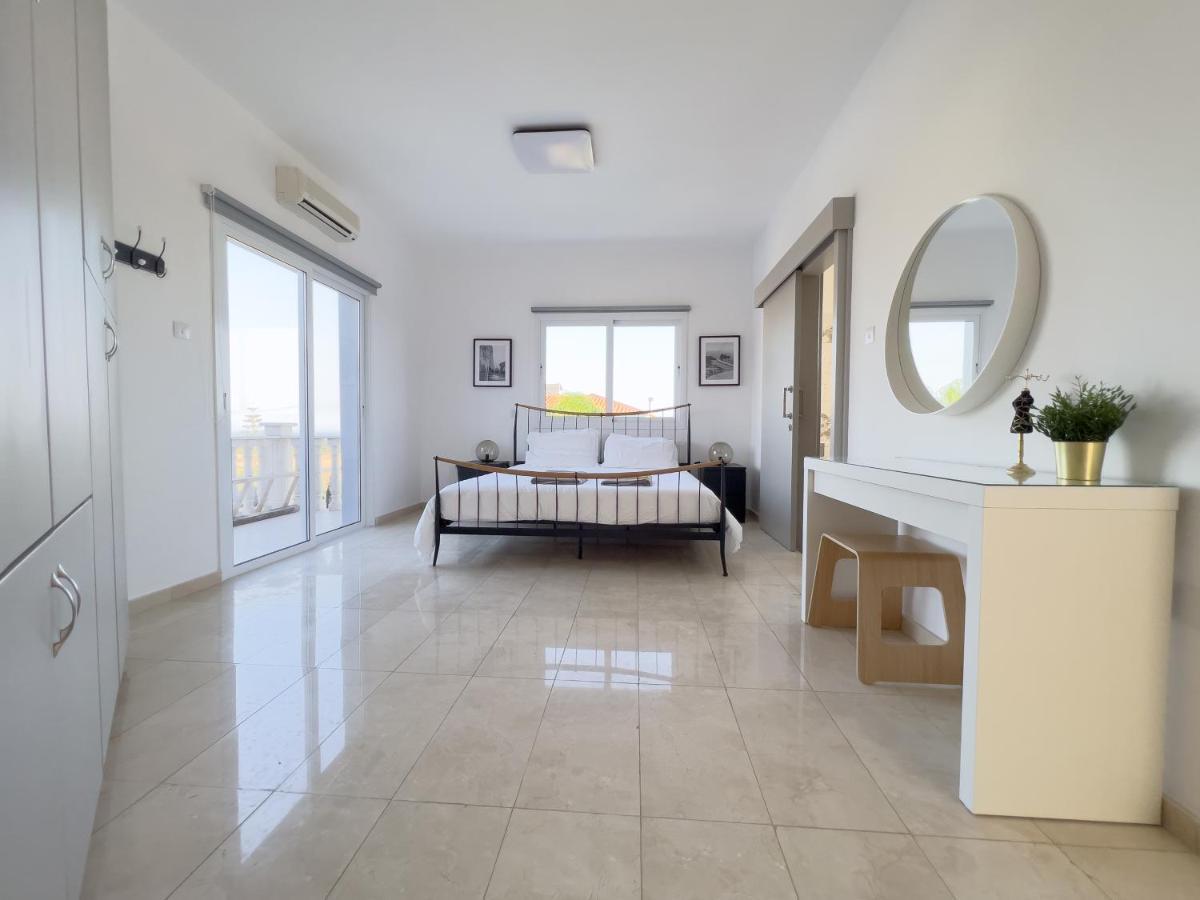 Grand Villa Lynn Seaview 아이아 나파 외부 사진