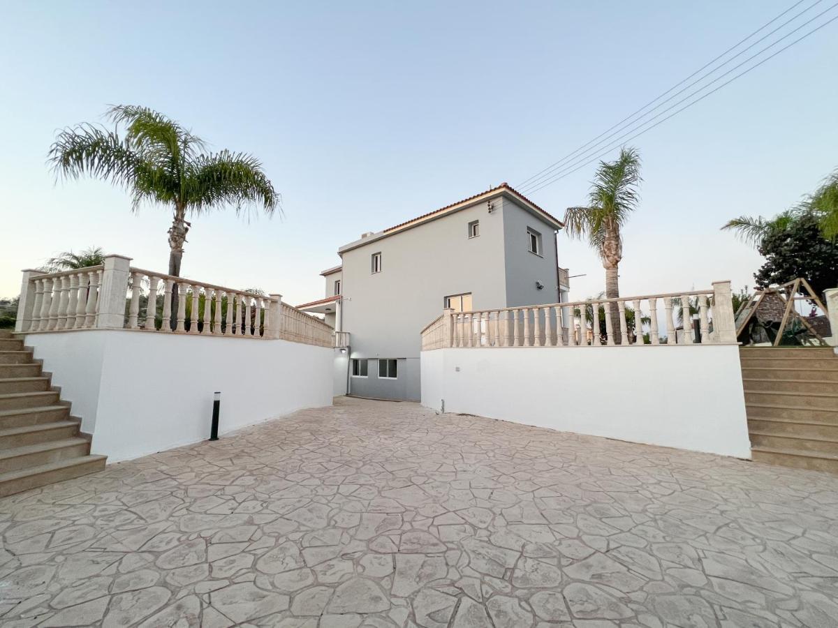 Grand Villa Lynn Seaview 아이아 나파 외부 사진