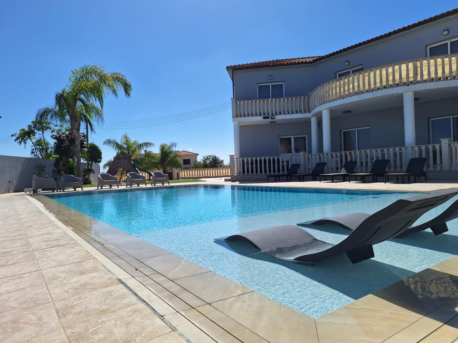 Grand Villa Lynn Seaview 아이아 나파 외부 사진